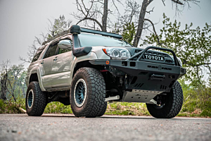 Lifted Toyota 4Runner in the mountains on a sunny day. 